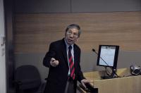 Prof. Chan Wai-Yee gives a brief introduction of the  School of Biomedical Sciences to the delegation